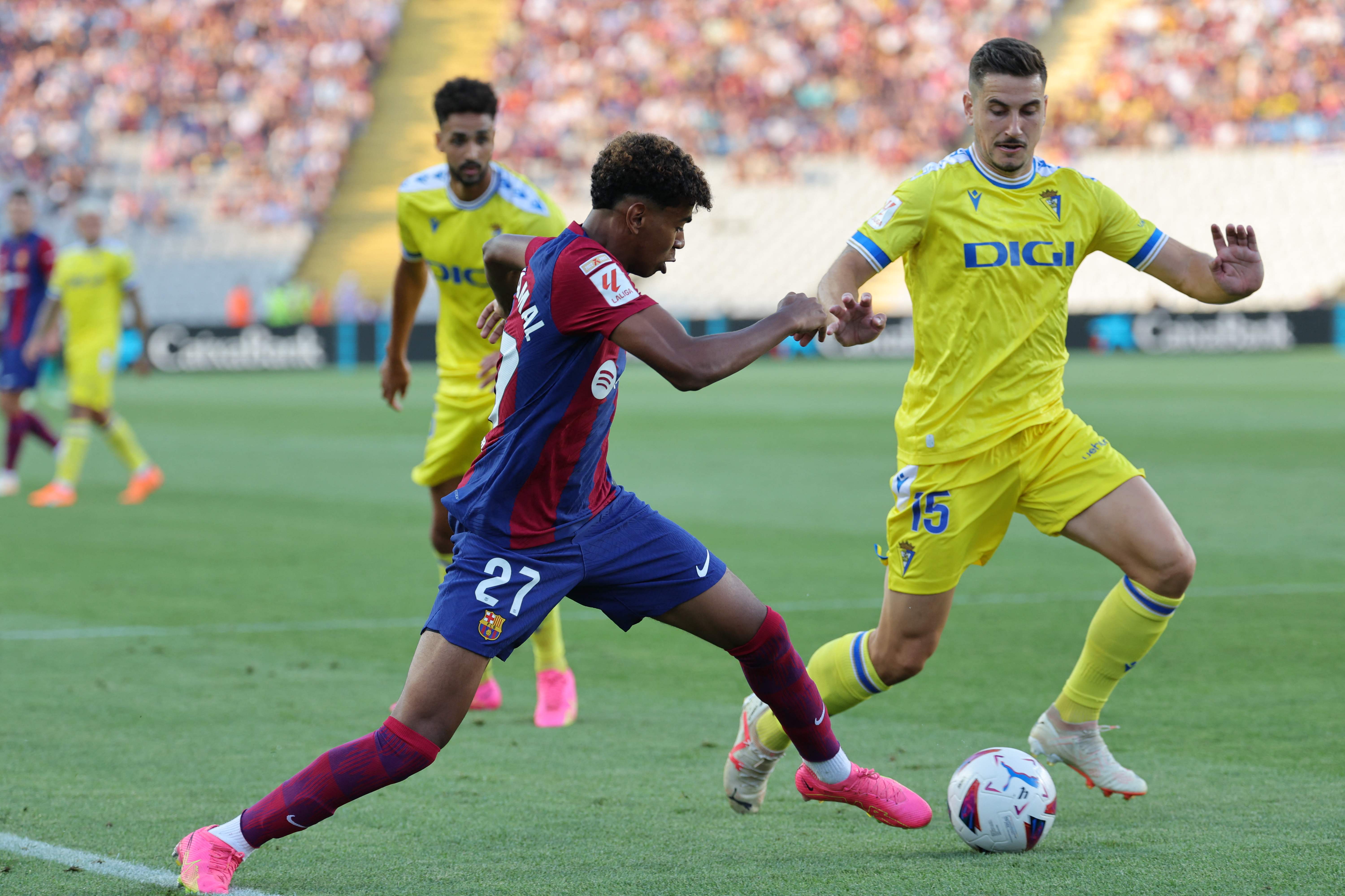 Yamal entra al choque contra un jugador del Cádiz.