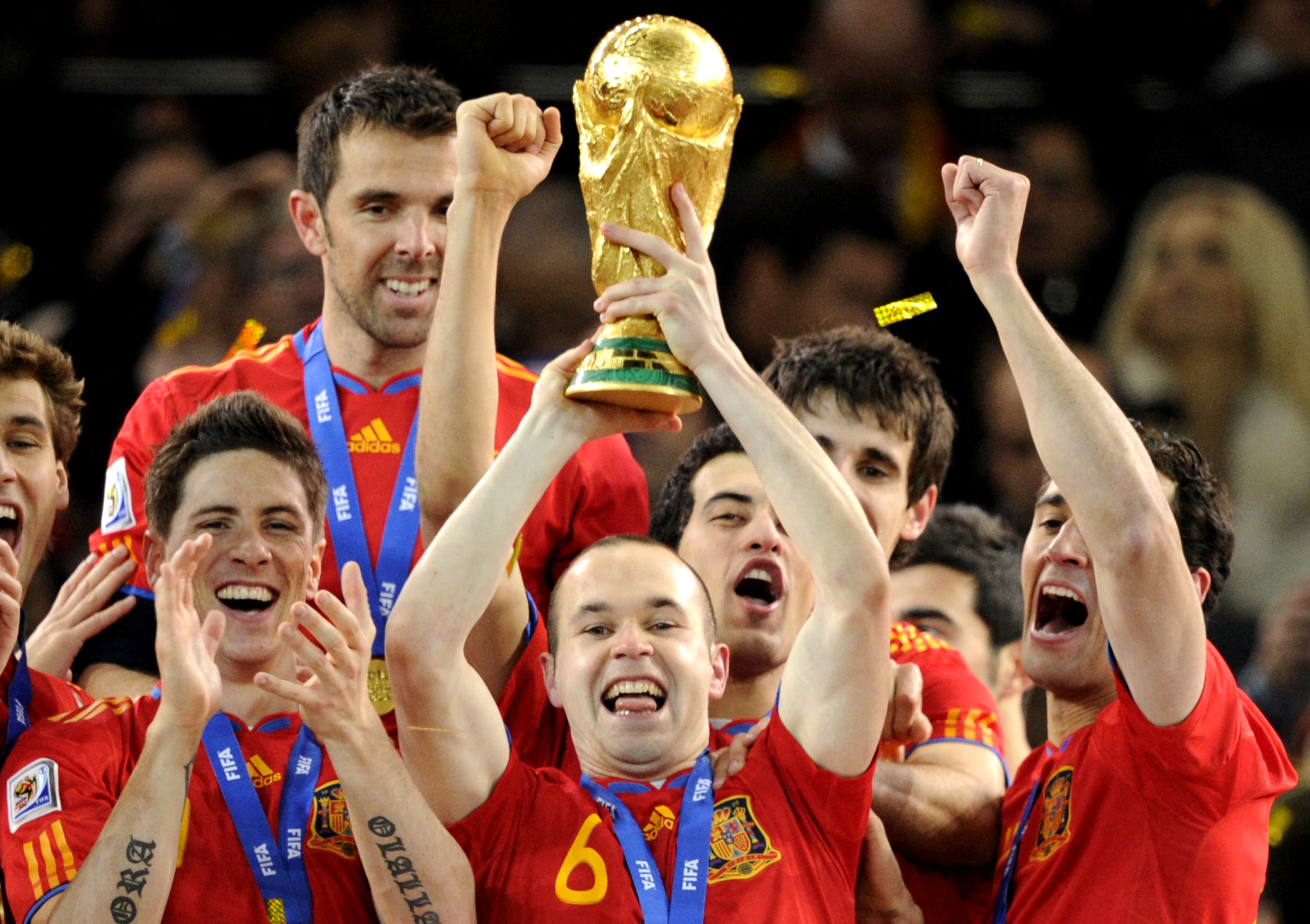 El español Andrés Iniesta levantando la Copa del Mundo en Sudáfrica. (Foto Prensa Libre: AFP)