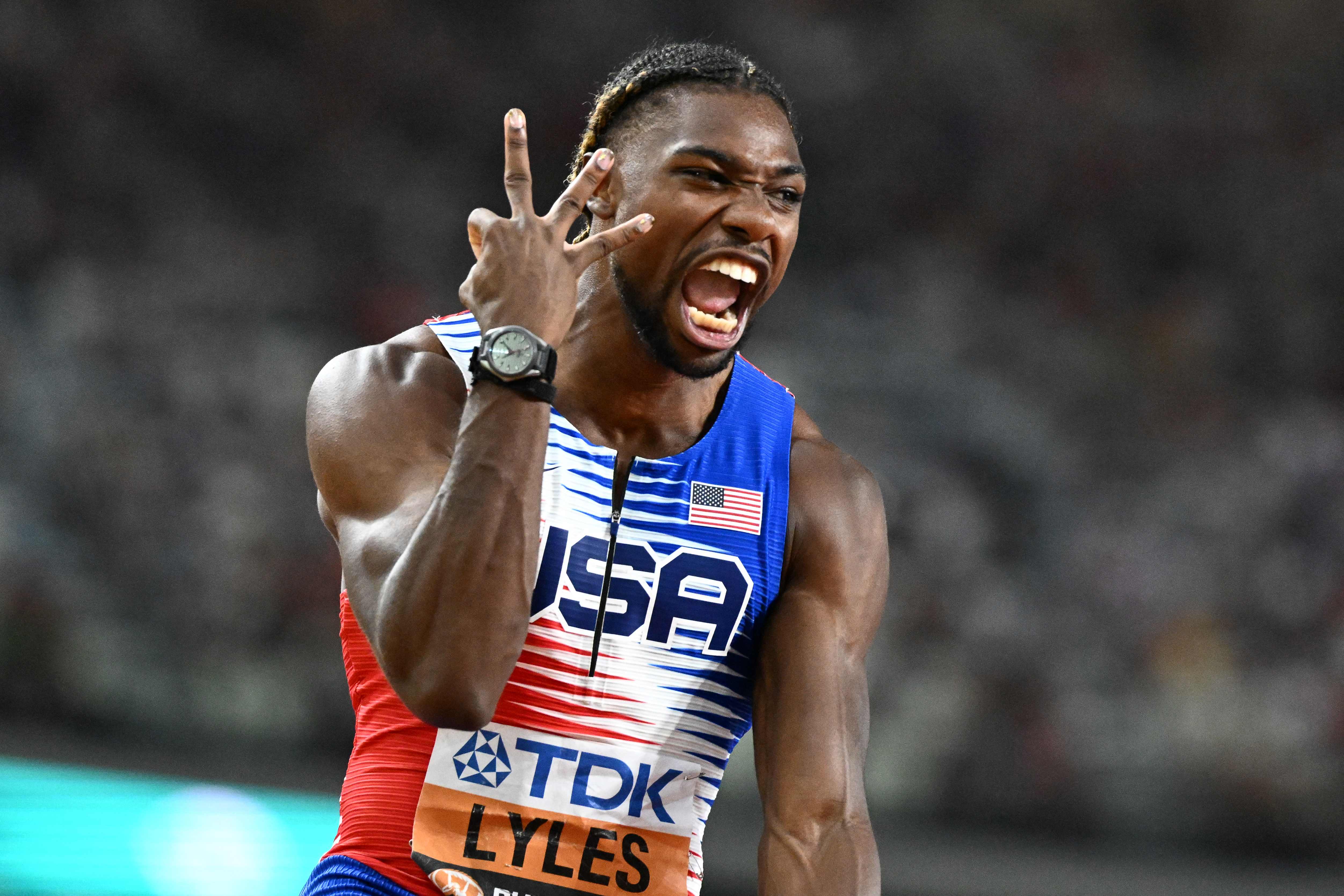 El atleta de Estados Unidos, Noah Lyles, celebra luego de vencer en la prueba 4x100m en el Mundial de Atletismo. (Foto Prensa Libre: AFP)