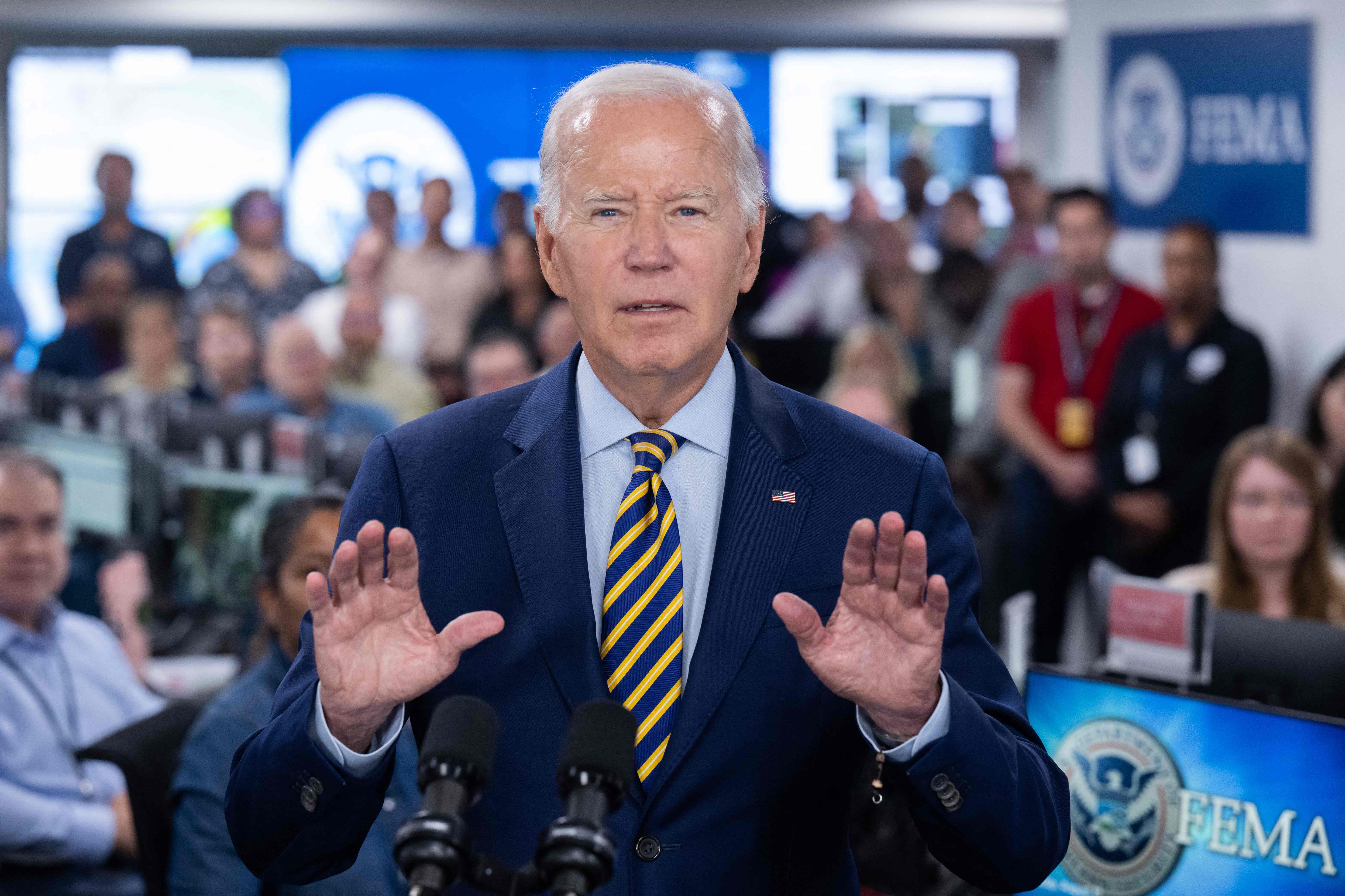 El presidente estadounidense, Joe Biden, que firmó la medida el sábado por la noche, reprochó a McCarthy y a los republicanos de la Cámara de Representantes por incumplir los niveles de gasto . (Photo by SAUL LOEB / AFP)