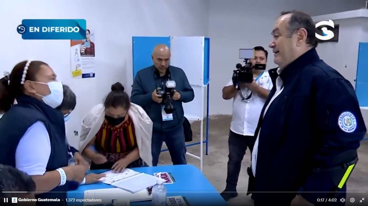 El presidente Alejandro Giammattei emite su voto. (Foto Prensa Libre: captura de pantalla).