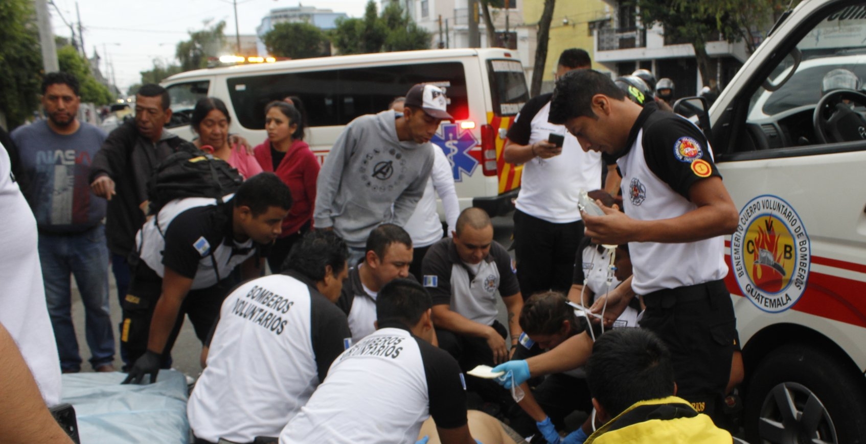 Bomberos Voluntarios estabilizan a un hombre herido de bala en la zona 3 capitalina. (Foto Prensa Libre: Bomberos Voluntarios)