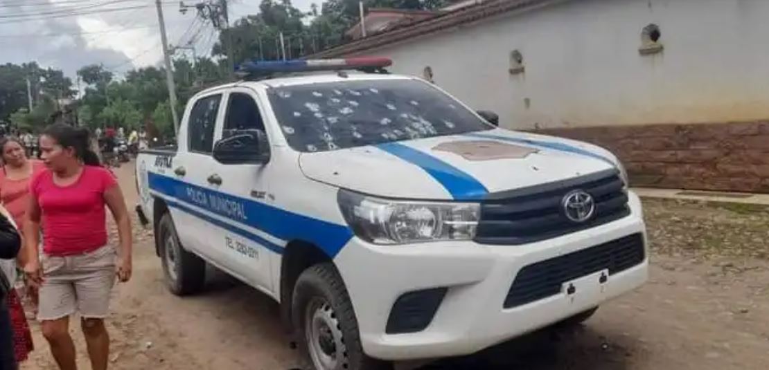 Con múltiples perforaciones de bala quedó el picop de la Policía Municipal de Ayutla, San Marcos, luego de que los agentes que viajaban en ella fueran atacados por sujetos armados que luego huyeron con rumbo desconocido. (Foto: Hemeroteca PL)