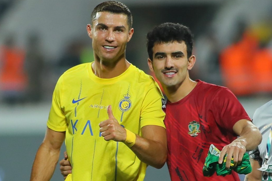 Cristiano Ronaldo con un rival