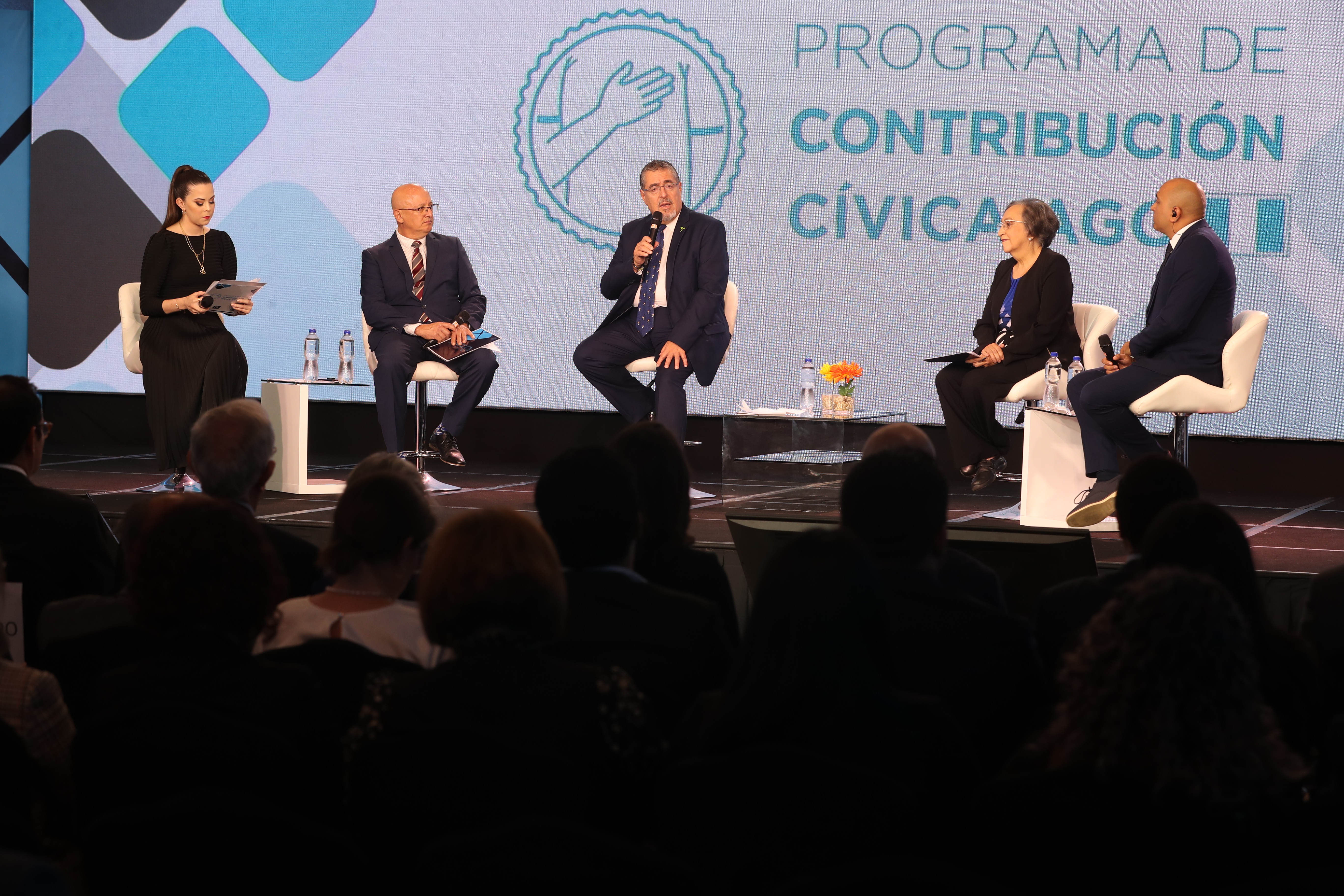 Bernardo Arévalo y Karin Herrera (centro), acompañados de Hugo Maúl y Raquel Zelaya —izquierda— , así como con los presentadores  Rocío Lazo y Guillermo Velarde —derecha—. (Foto Prensa Libre: Érick Ávila)