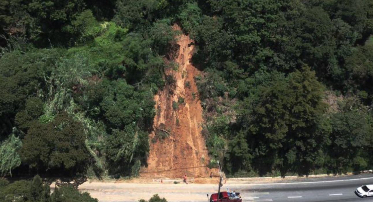 DERRUMBE EN EL KM 12 A EL SALVADOR