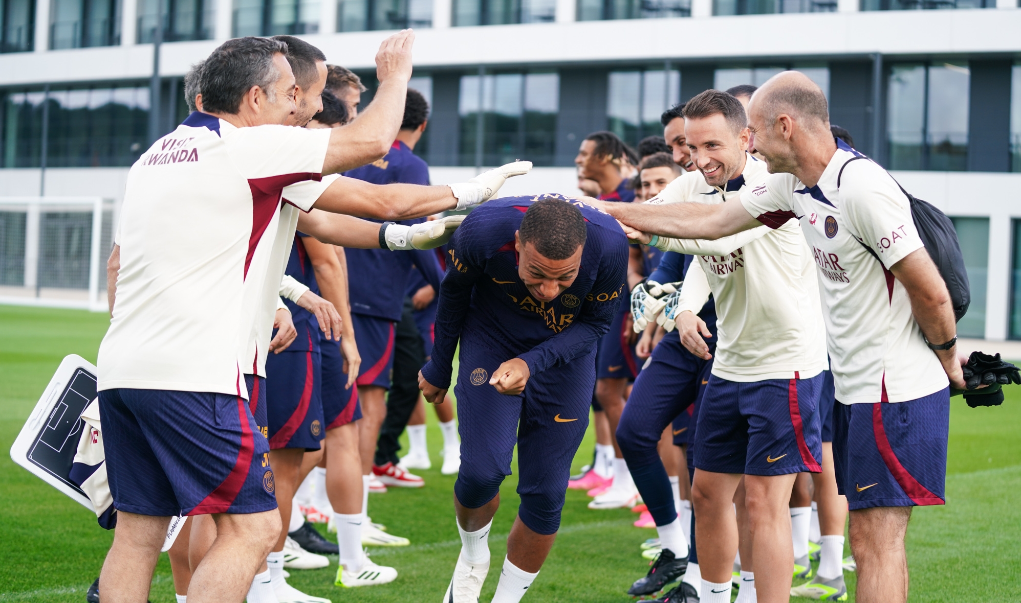 El goleador de los parisino tuvo una cálida bienvenida. (Foto Prensa Libre: @PSG_inside)