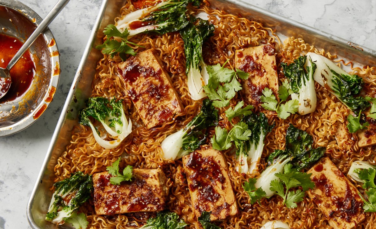 Fideos crujientes al sartén con tofu glaseado, en Nueva York, el 16 de septiembre de 2021. (Kate Sears/The New York Times).