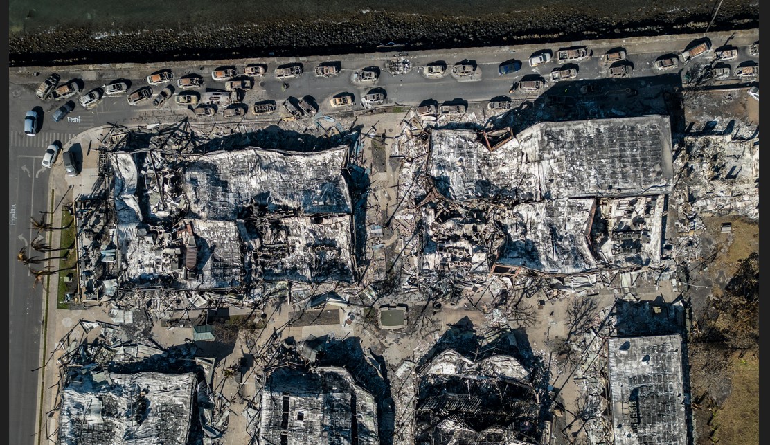 Edificios y autos quemados en Lahaina, en la isla hawaiana de Maui, el 16 de agosto de 2023. (Go Nakamura/The New York Times)