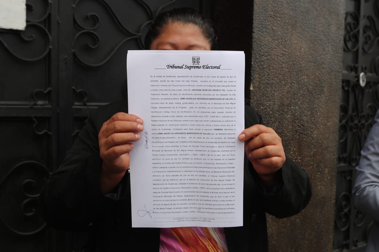 Irma Angélica Hernández, candidata a concejal titular del partido Creo en San Miguel Petapa, indica que le falsificaron su firma en la aparente renuncia para participar en los comicios del 20 de agosto. (Foto Prensa Libre:  Elmer Vargas) 