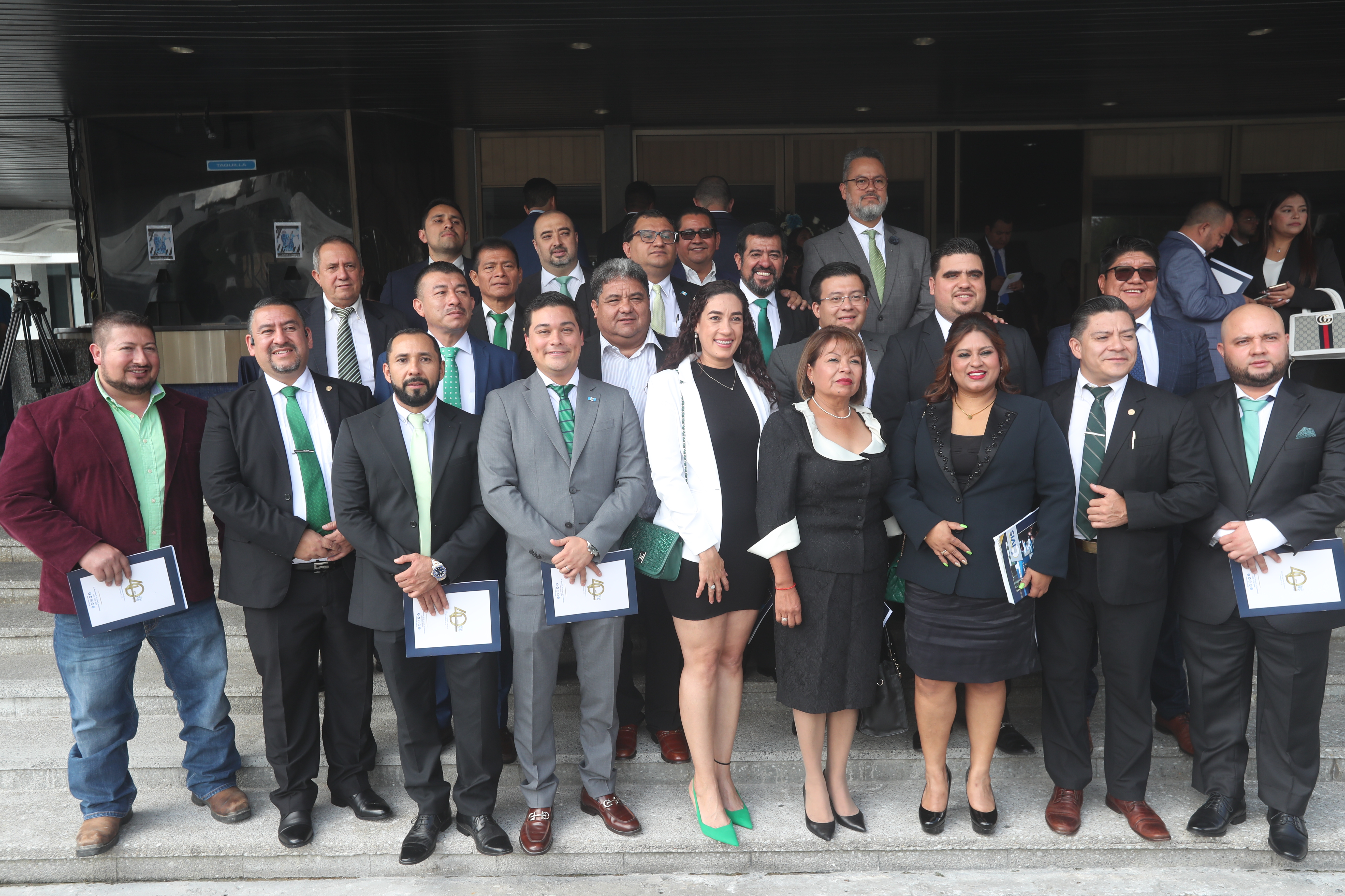 Grupo de diputados de la bancada UNE llegan a la actividad  que realizo el Tribunal Supremo Electoral donde hace la entrega de Credenciales a los diputados de los partidos  polticos en las elecciones 2023 actividad que se llevo acabo en el Teatro Nacional.

Fotografa: Erick Avila.     Fecha: 01/08/2023.