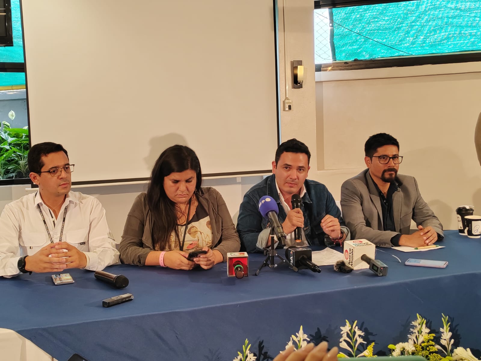 Integrantes del partido Semilla durante la conferencia de prensa previo al conteo de votos. (Foto Prensa Libre: María Renée Barrientos).