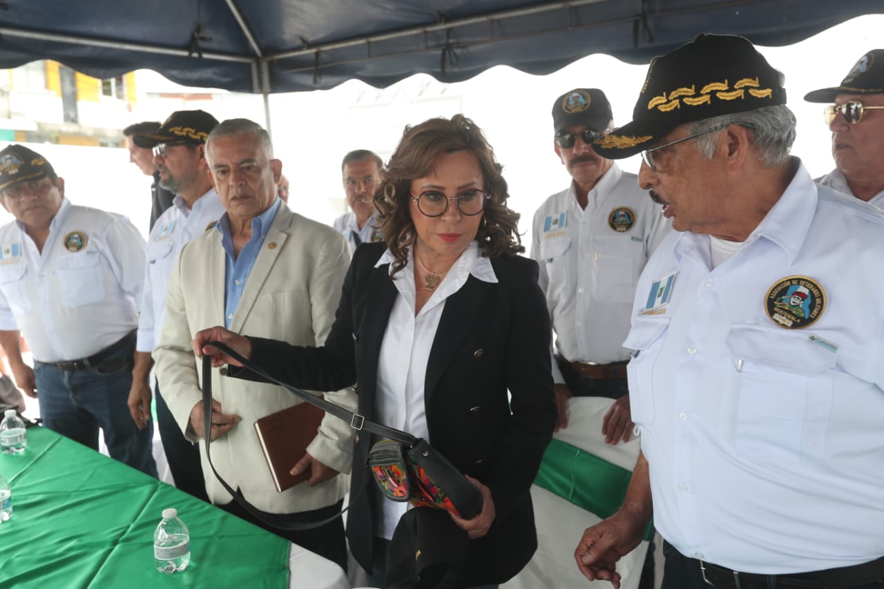 Sandra Torres se reunió con dirigentes de la Asociación de Veteranos Militares (AVEMILGUA).  (Foto Prensa Libre: Érick Ávila)