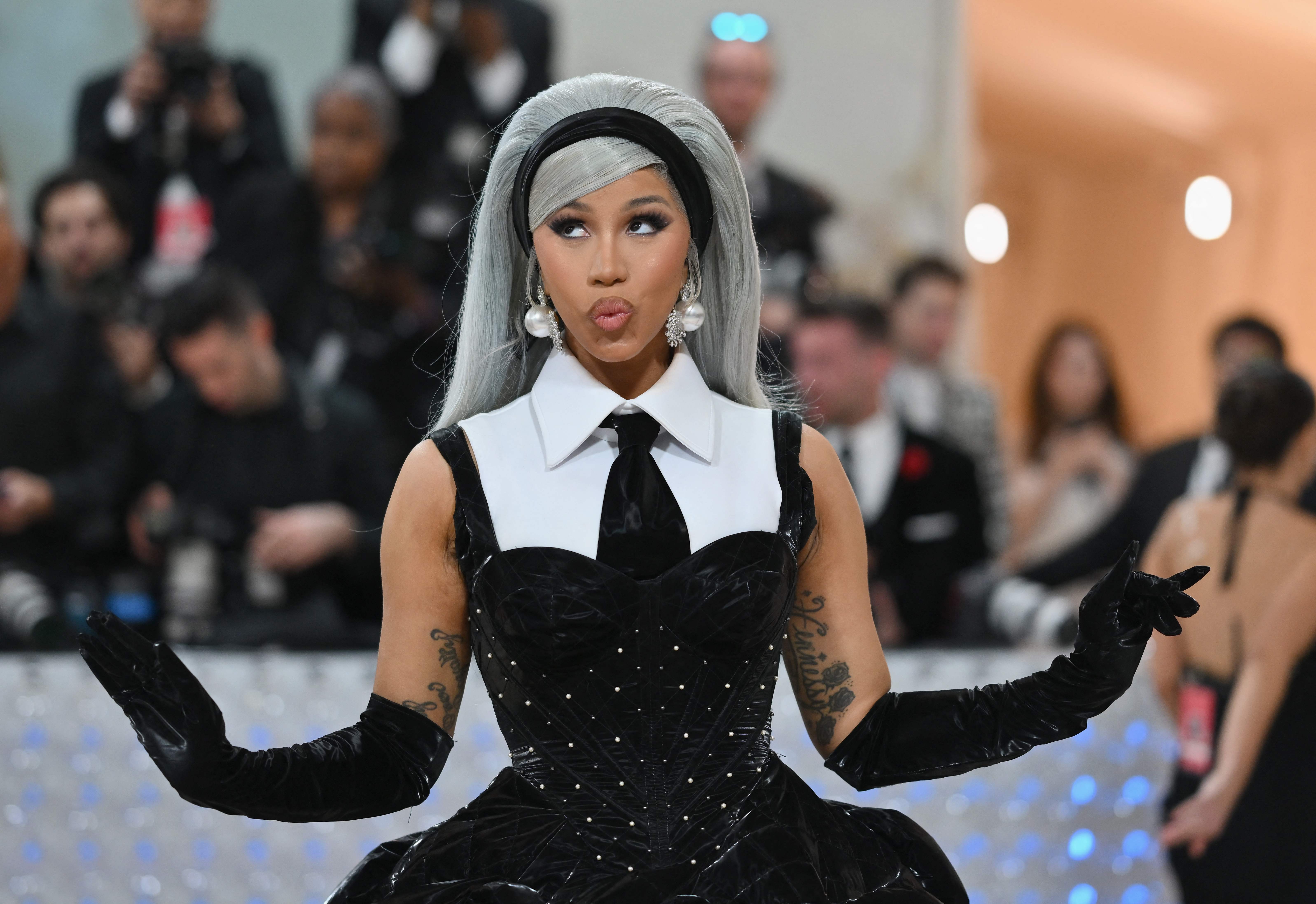 Subastan micrófono que utilizó Cardi B para lanzarlo a una fanática