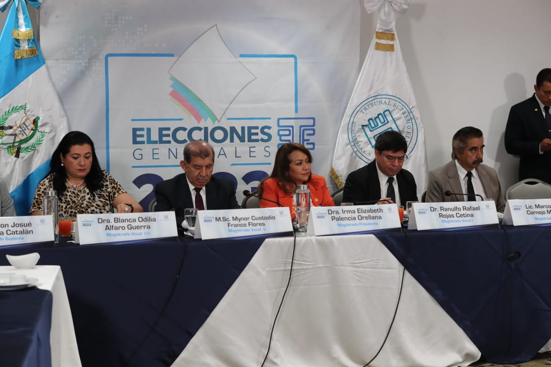 Magistrados del TSE participan en reuniones este viernes 4 de agosto para afinar detalles de la segunda vuelta electoral. (Foto Prensa Libre: E. Vargas)