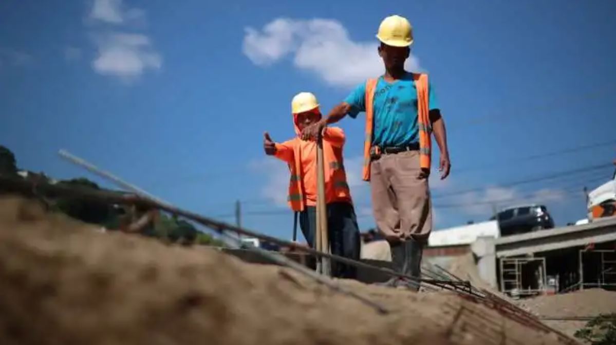 Trabajadores obras salario mínimo