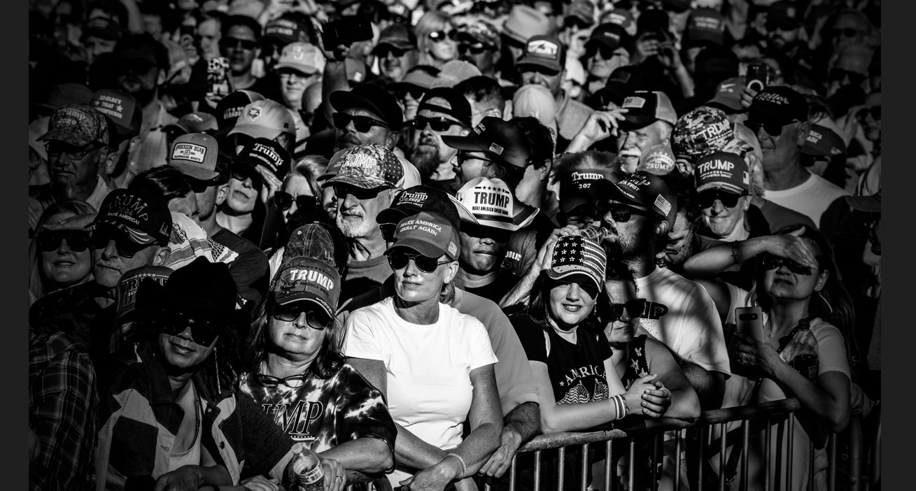 Los asistentes a un mitin escuchan al expresidente Donald Trump en Waco, Texas, el 25 de marzo de 2023. (Mark Peterson/The New York Times)