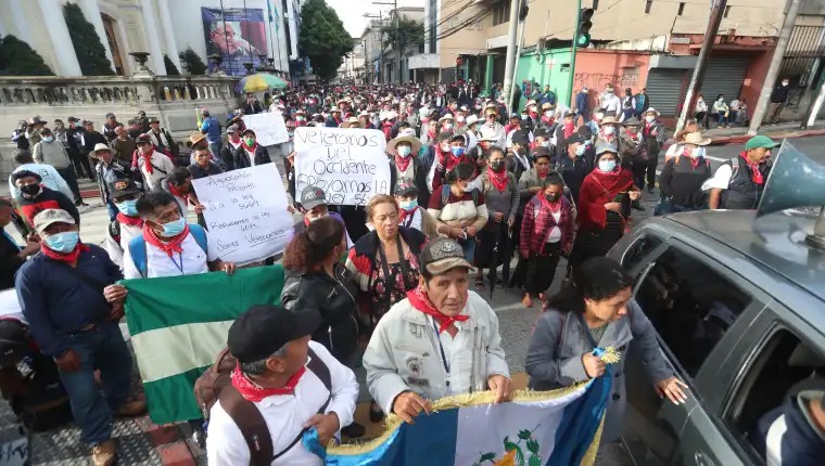 Los partidos Unidad Nacional de la Esperanza y Movimiento Semilla contemplan las posibilidades ante el programa en caso de resultar electos el 20 de agosto. (Foto Prensa Libre: Juan Diego González)