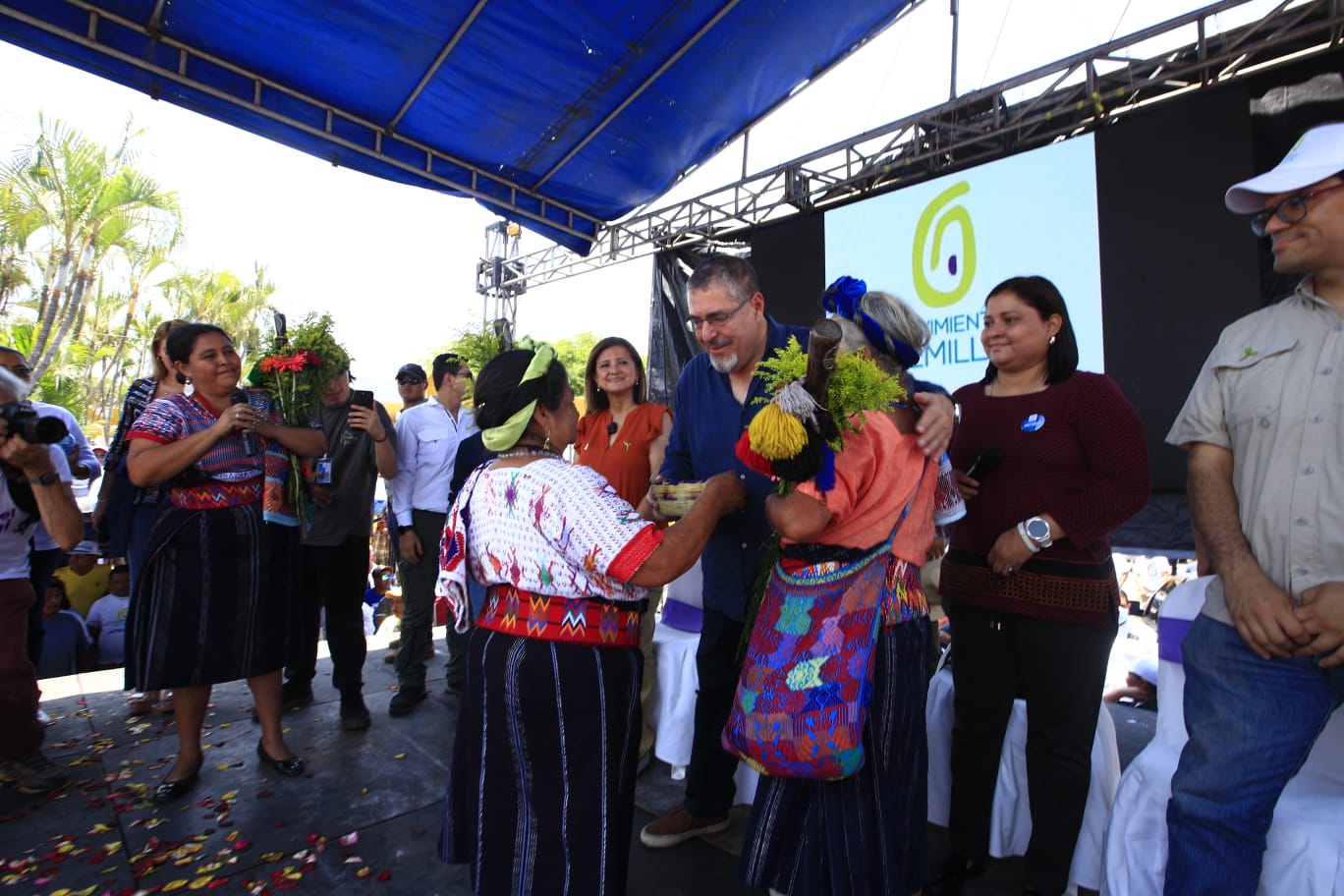 Karin Herrera y Bernardo Arévalo, binomio presidencial del Movimiento Semilla, estuvieron este 6 de agosto de gira en Escuintla donde plantearon un modelo de seguridad para combatir la delincuencia en ese departamento y el país. (Foto Prensa Libre: María José Bonilla).