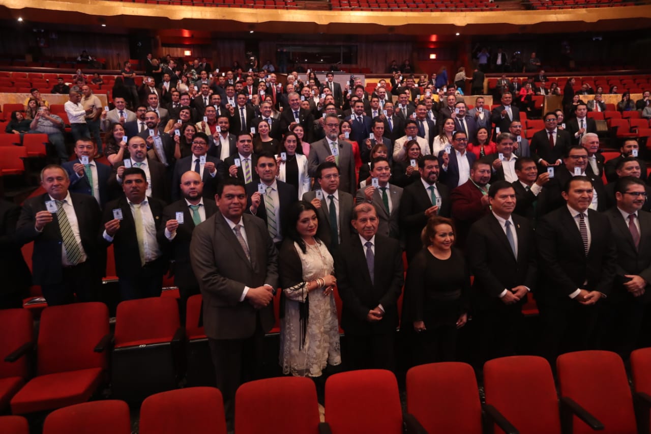 Diputados electos recibieron el pasado 31 de julio las credenciales de manos de autoridades del Tribunal Supremo Electoral (TSE). Fotografía: Prensa Libre (Erick Avila). 