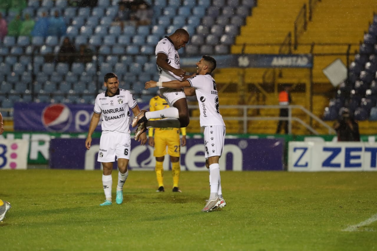 Anangonó celebrando un gol