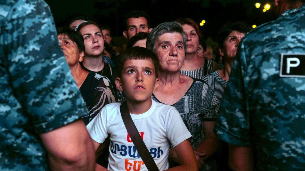 Manifestantes en Stepanakert, capital de la región de Nagorno-Karabaj, piden  la reapertura de una ruta bloqueada que los conecta con Armenia.