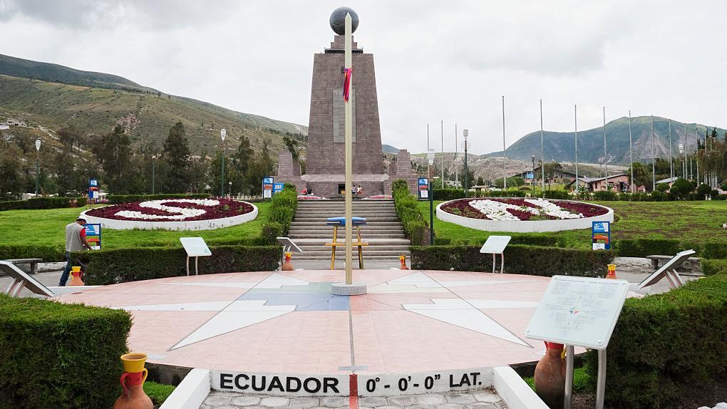 El Monumento a la Mitad del Mundo es uno de los lugares turísticos más característicos de Quito. GETTY IMAGES