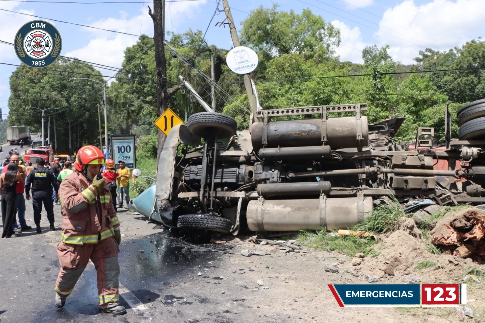 accidente trailer volcado villalobos 17 de agosto 2023 (2)