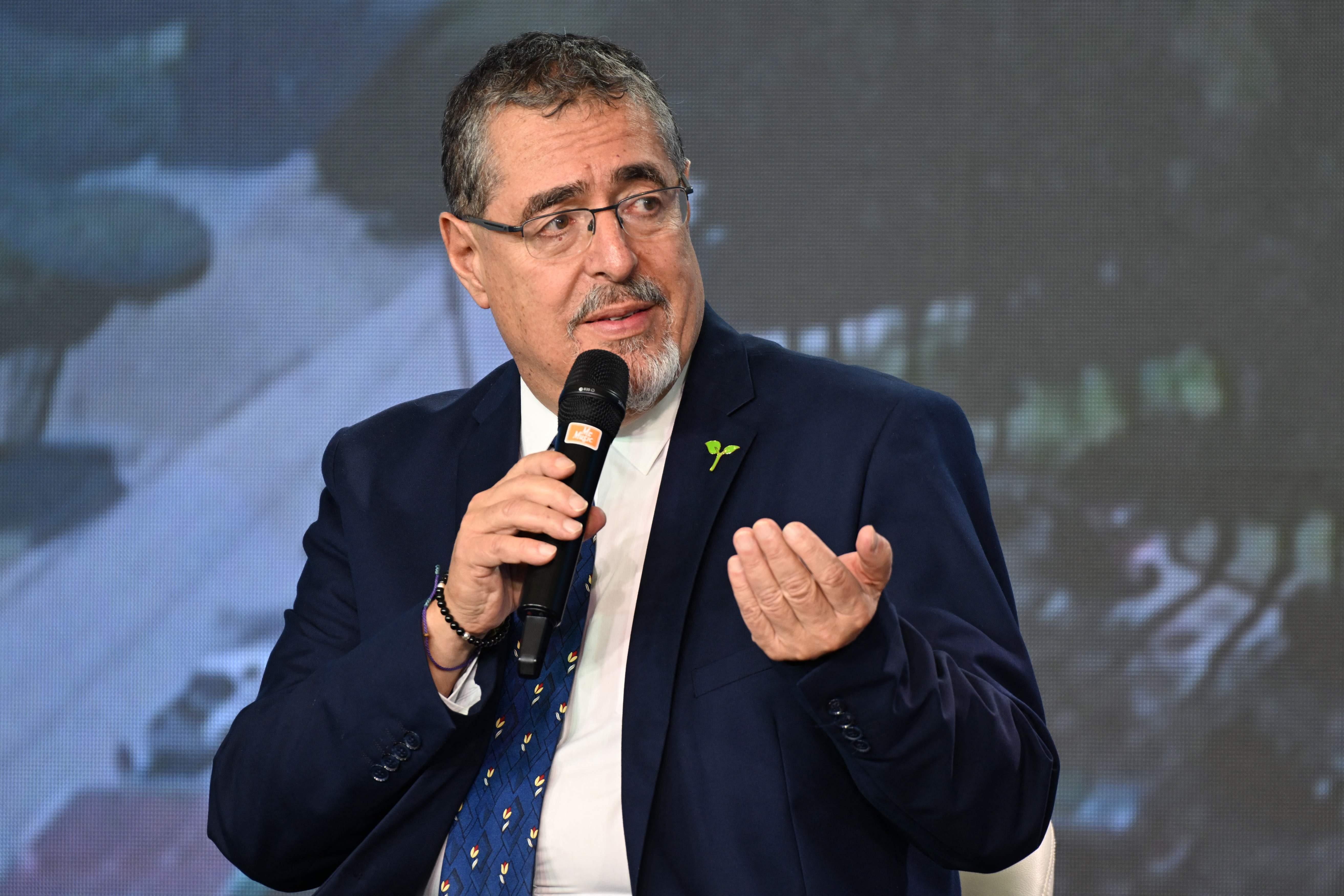 El candidato presidencial del Movimiento Semilla, Bernardo Arévalo durante el foro presidencial.(Foto Prensa Libre: AFP)