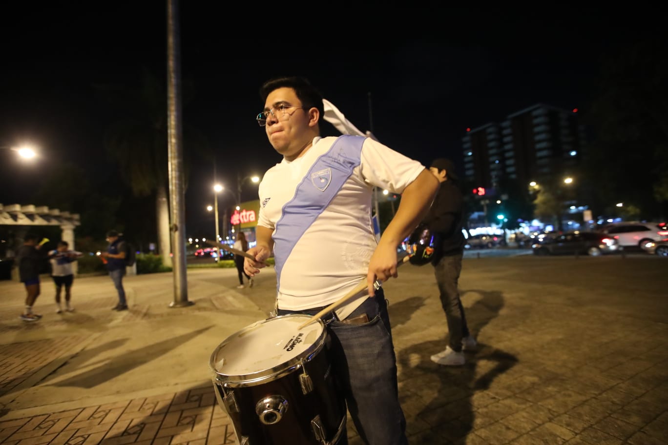 Un ciudadano con la camisola de Guatemala celebra el triunfo de Arévalo.'