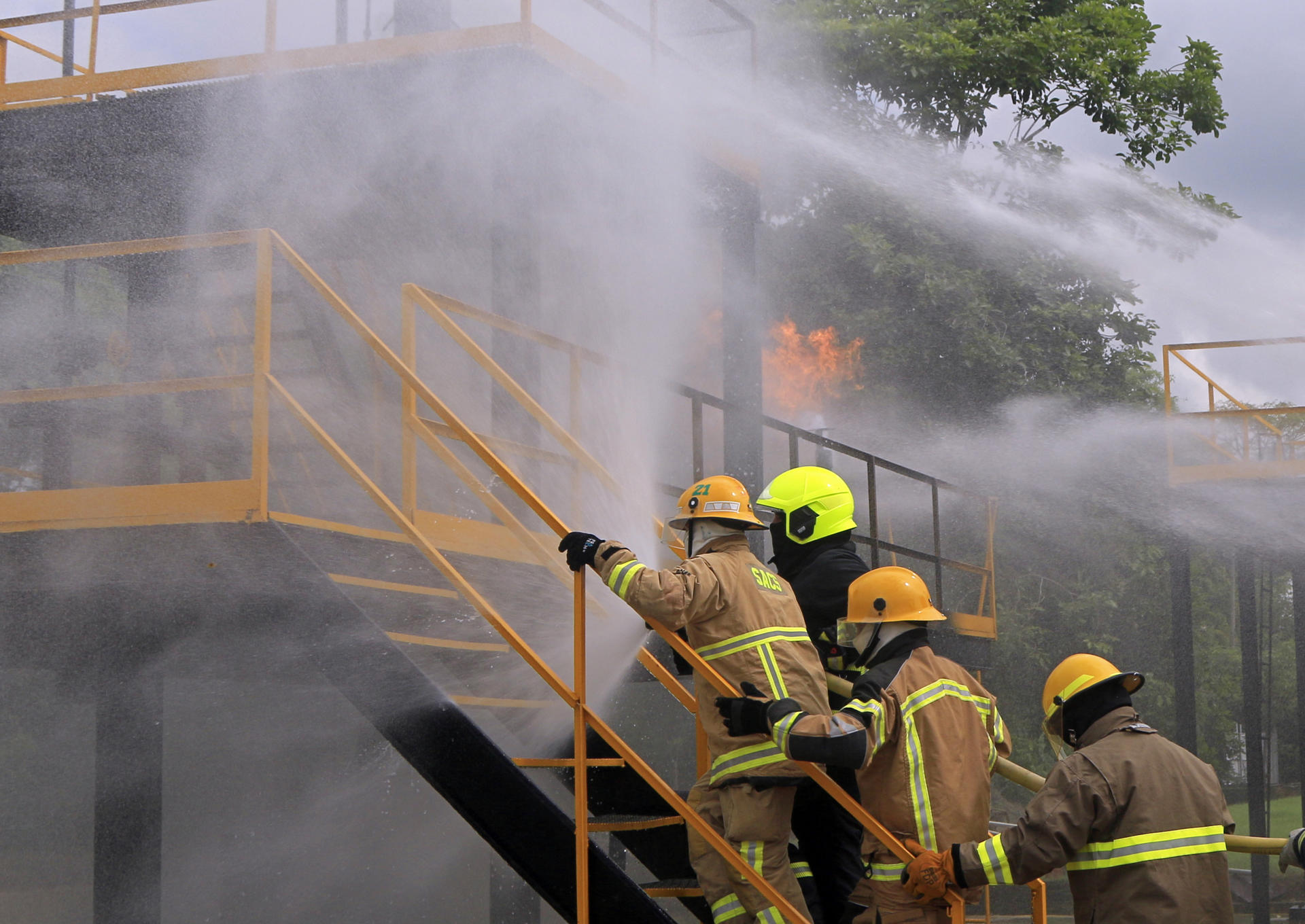 Bomberos latinoamericanos se entrenan ante riesgos industriales y por la crisis climática