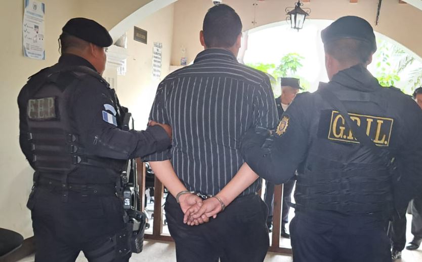 Agentes PNC detuvieron el 7 de agosto a Hugo Fernando Morales, dentro del Instituto Normal para Varones “Antonio Larrazábal”, ubicado ruta de La Antigua Guatemala a  Santa María de Jesús Sacatepéquez. Lo sindican junto con otro hombre por el femicidio de Fabiola Marisol García Lux el 2 de agosto pasado. (Foto Prensa Libre: Hemeroteca PL).