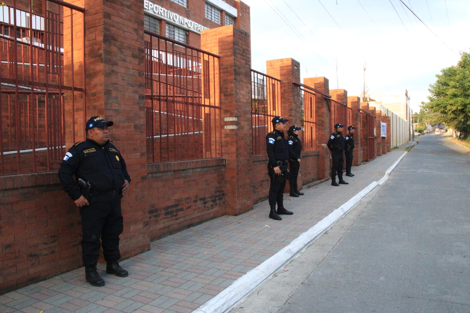 Los centros de votación en San José del Golfo, donde hubo disturbios en la primera vuelta, mantienen seguridad policial.'