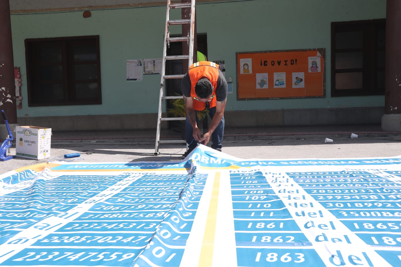 Durante este sábado se colocaron las mantas que servirán para que los electores ubiquen su mesa de votación.'