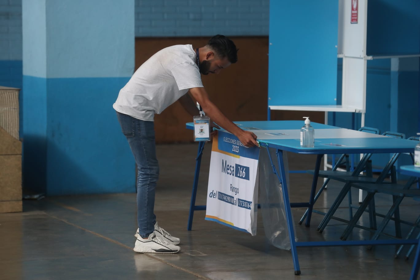 Un voluntario verifica los últimos detalles en una de las 29 mesas de votación que se habilitarán en el centro de votación del Instituto Experimental Doctor José Matos Pacheco. (Foto Prensa Libre: Juan Diego González)'