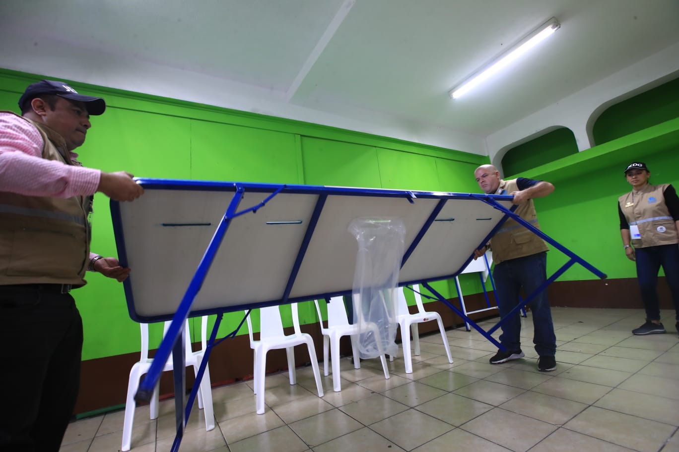 Miembros de la Junta Electoral participan en la instalación de las mesas electorales en el Instituto de Educación Básica en la aldea Lo de Dieguez, Fraijanes. (Foto Prensa Libre: María José Bonilla)'