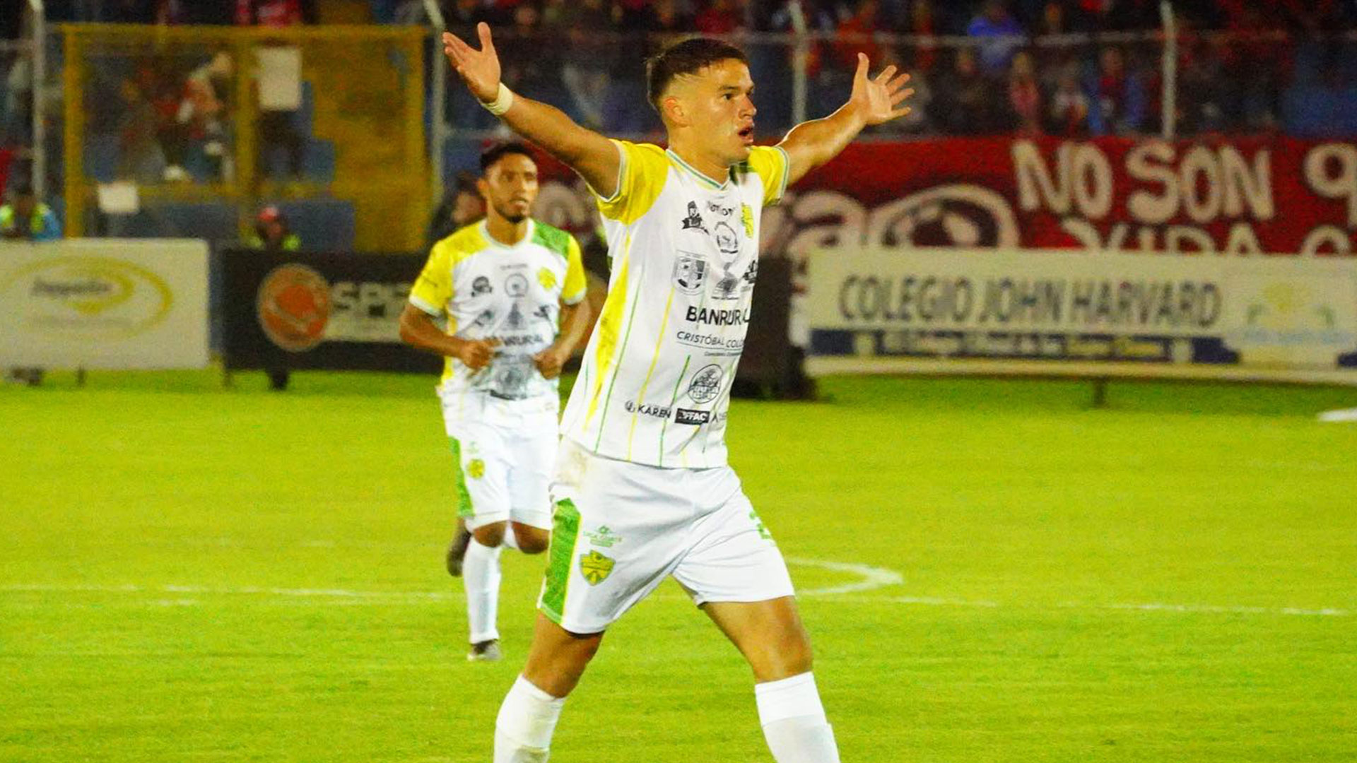 Rodrigo González tras meterla al ángulo de José Calderón.