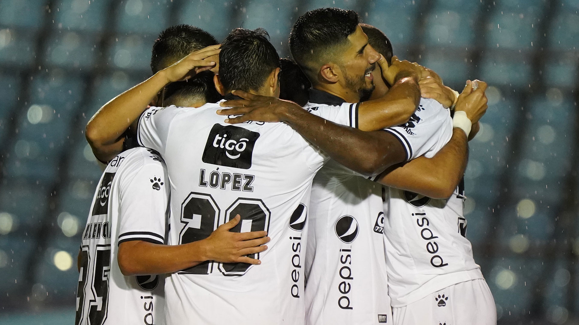 Los jugadores de Comunicaciones celebrando el segundo gol.