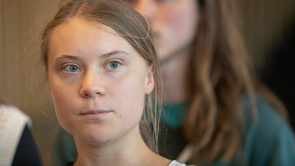 Thunberg fue multada por un tribunal sueco tras desobedecer una orden policial durante una protesta en una terminal petrolera.