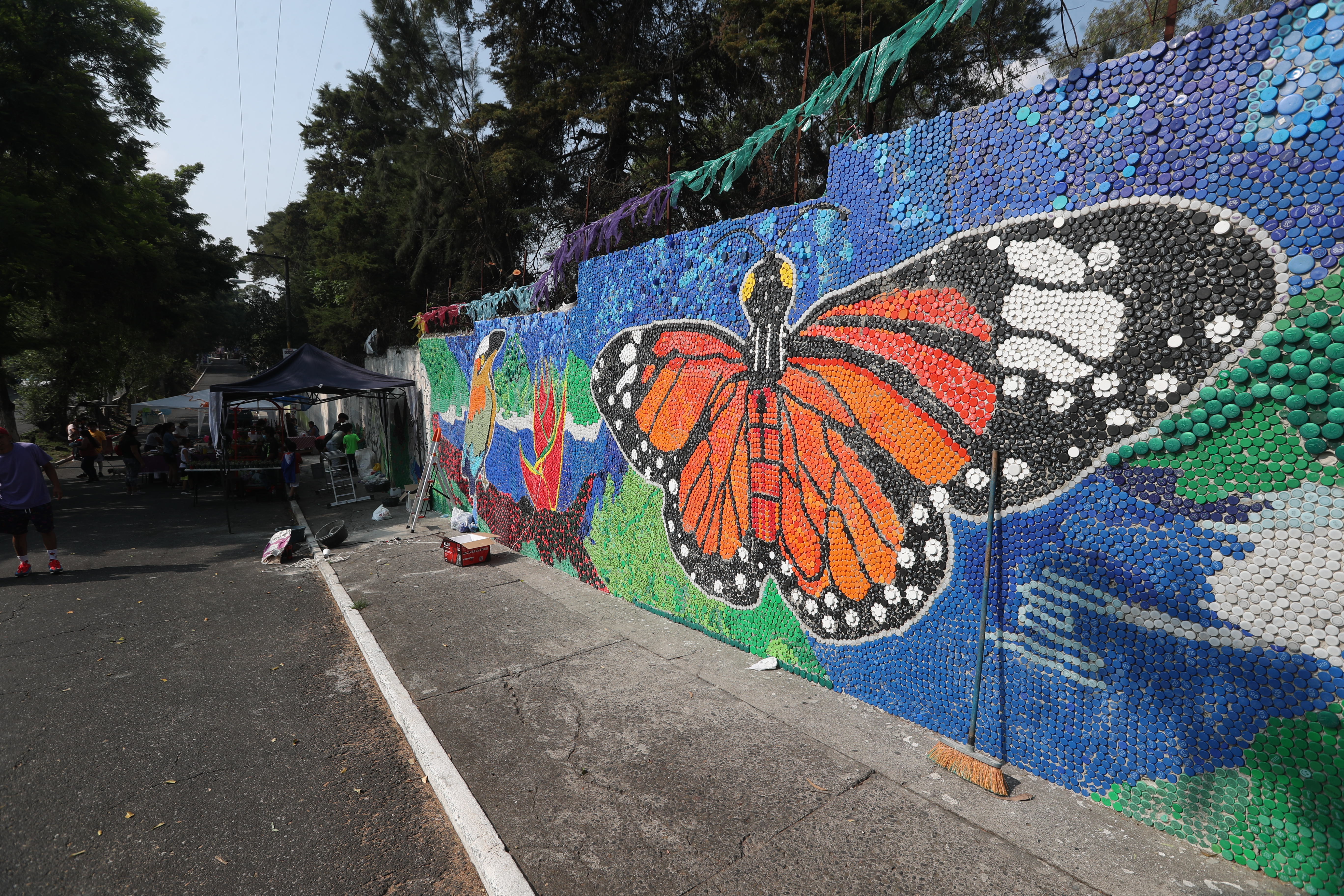 El ecomural en la Colonia Primero de Julio ha sido uno de los ejemplos de cómo manejar las tapas de plástico y que ha transformado espacios en ese lugar.  (Foto Prensa Libre: Érick Ávila)