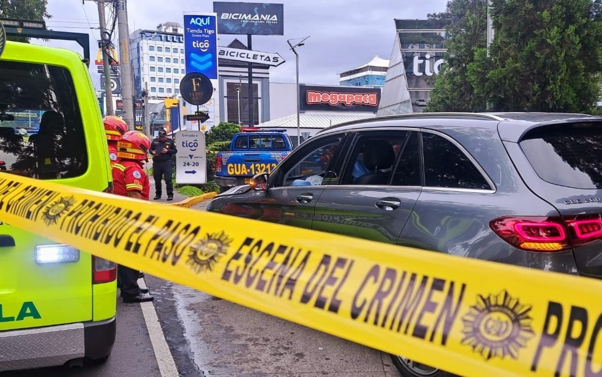 El cardiólogo guatemalteco, Mario Fernando Meza Batres, de 61 años, fue asesinado el 16 de agosto en el bulevar Los Próceres y 24 avenida, zona 10. (Foto Prensa Libre: Bomberos Municipales).