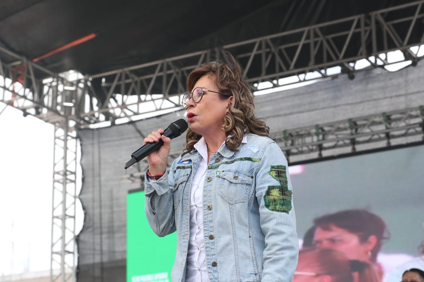 Sandra Torres, presidenciable de la UNE, en el cierre de campaña en el Mercado La Terminal, zona 4 de la capital de Guatemala. (Foto Prensa Libre: Roberto López)