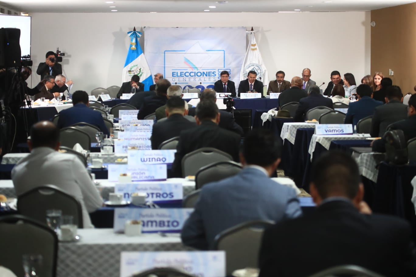 Magistrados del TSE y fiscales de partidos políticos se reúnen este 31 de agosto. (Foto Prensa Libre: Carlos H. Ovalle)