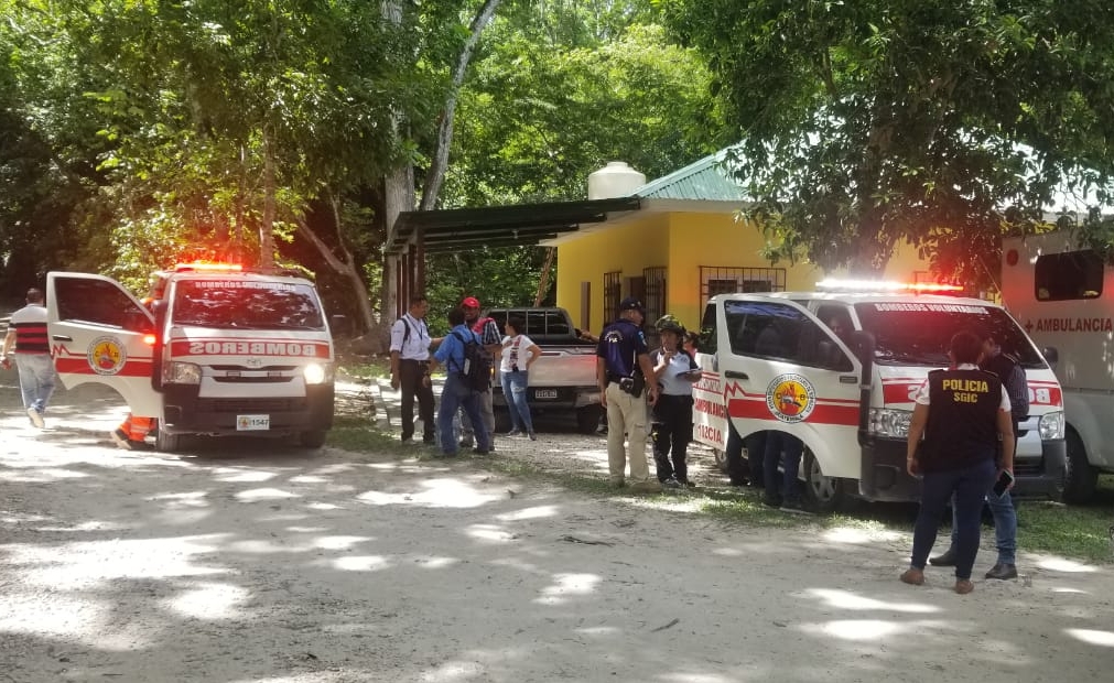 Bomberos Voluntarios auxiliaron a los cuatro turistas franceses que se extraviaron en el parque arqueológico de Petén. (Foto Prensa Libre: Bomberos Voluntarios)