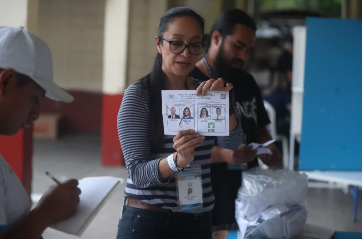 Integrantes de una Junta Receptora de Votos durante el conteo de sufragios durante la segunda vuelta en Guatemala,  en la que resultó presidente electo Bernardo Arévalo, de Semilla. (Foto Prensa Libre: Juan Diego González)