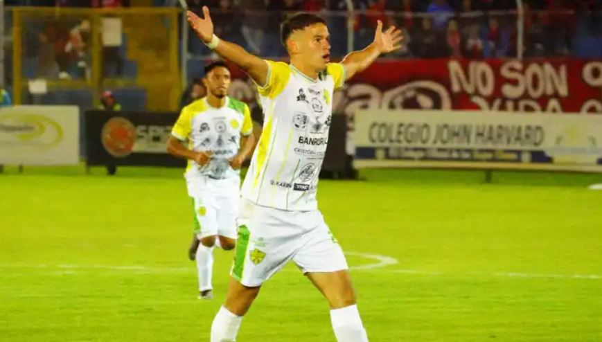 El golazo de Rodrigo González asombró a muchos. (Foto Prensa Libre:  Gambeta GT/Facebook) 