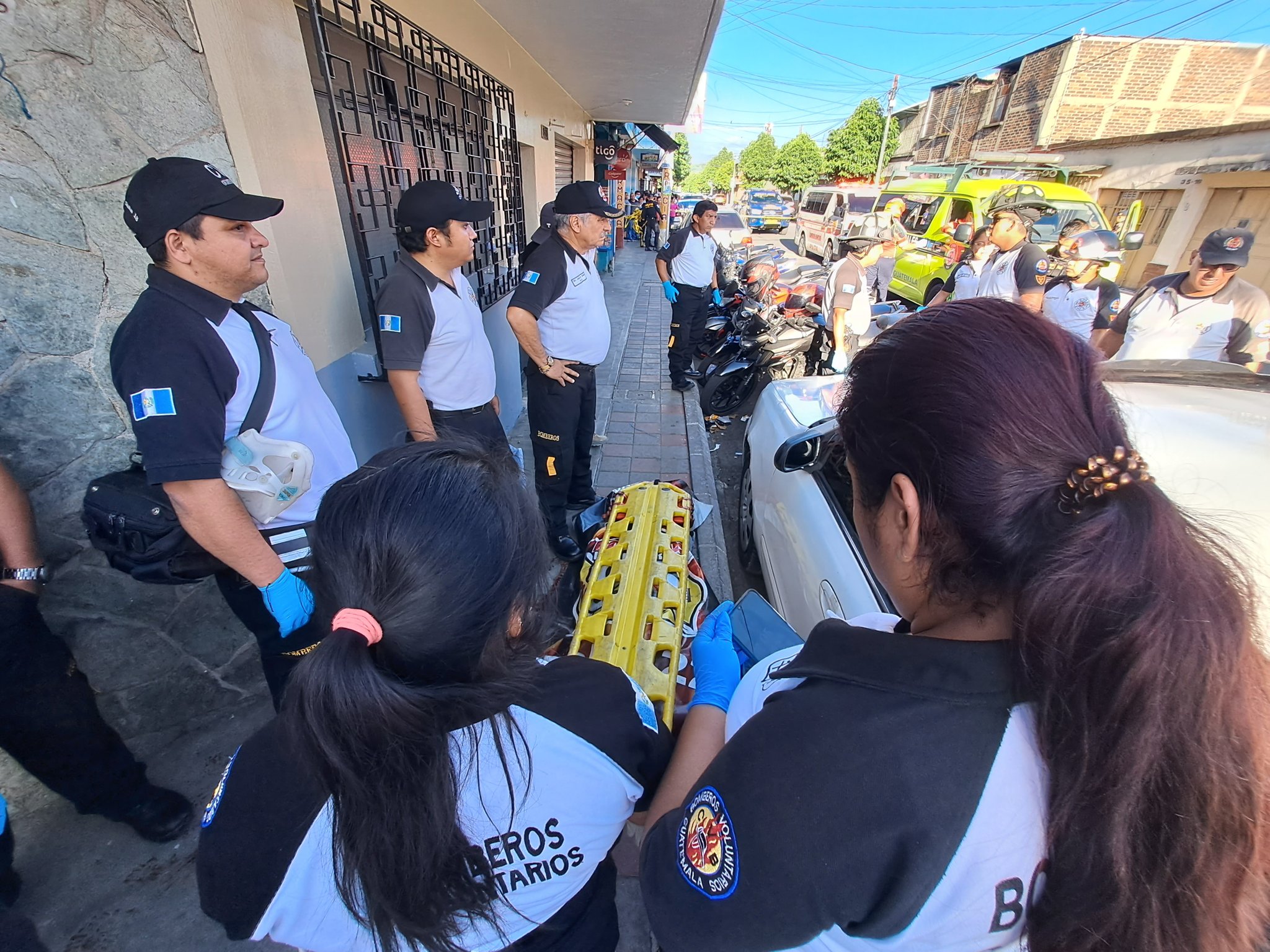 Un ataque armado que ocurrió este 5 de agosto en la zona 5 capitalina se cobró la vida de dos hombres y otros dos resultaron heridos. (Foto Prensa Libre: Bomberos Voluntarios).