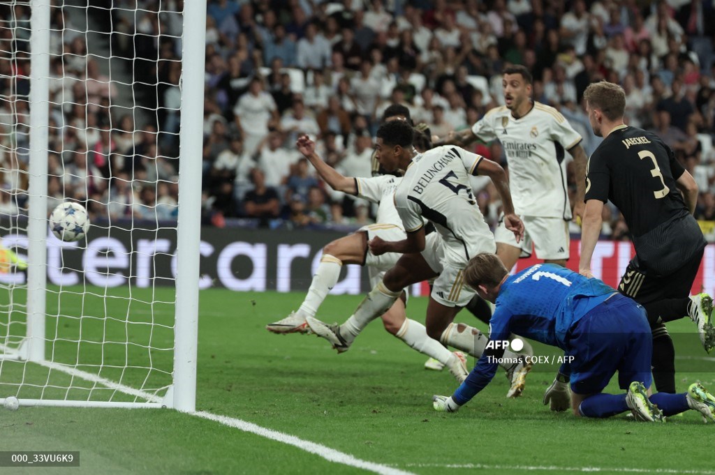 Real Madrid's English midfielder #5 Jude Bellingham scores his team's first goal during the UEFA Champions League 1st round day 1 group C football match between Real Madrid and Union Berlin at the Santiago Bernabeu stadium in Madrid on September 20, 2023. (Photo by Thomas COEX / AFP)