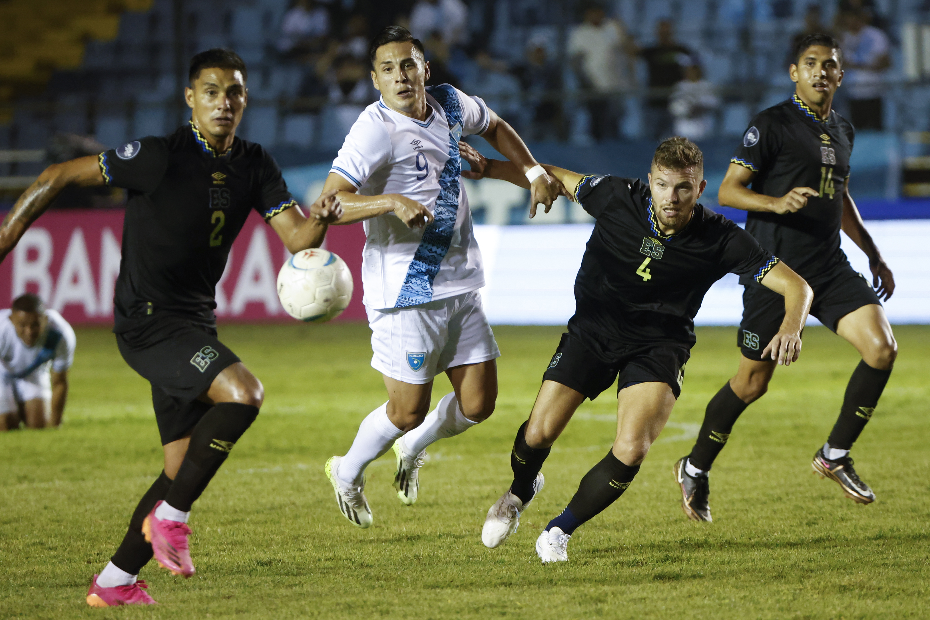 Rubio Rubín (2-i) de Guatemala disputa el balón con Erick Cabalceta (i) de El Salvador en un partido de la Liga de Naciones de la Concacaf en 2023