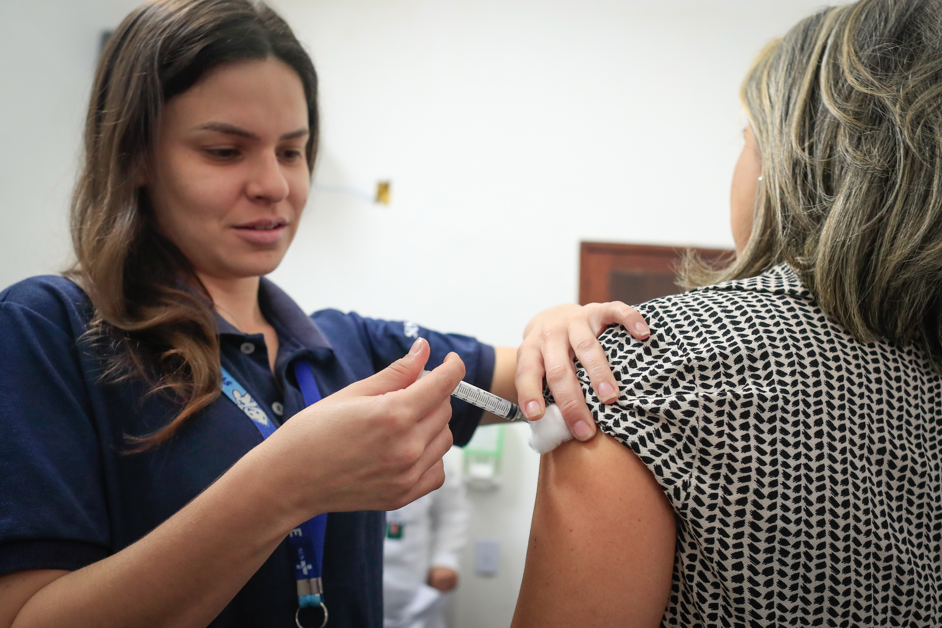 La vacunación es importante en niños, pero también los adultos requieren ciertas vacunas para prevenir enfermedades.   (Foto Prensa Libre: EFE)